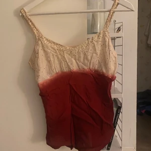 Linne - Supersnygga linne köpt second hand i Paris! Finns en dragkedja på sidan för att ta på och av sig linnet. Fint skick!