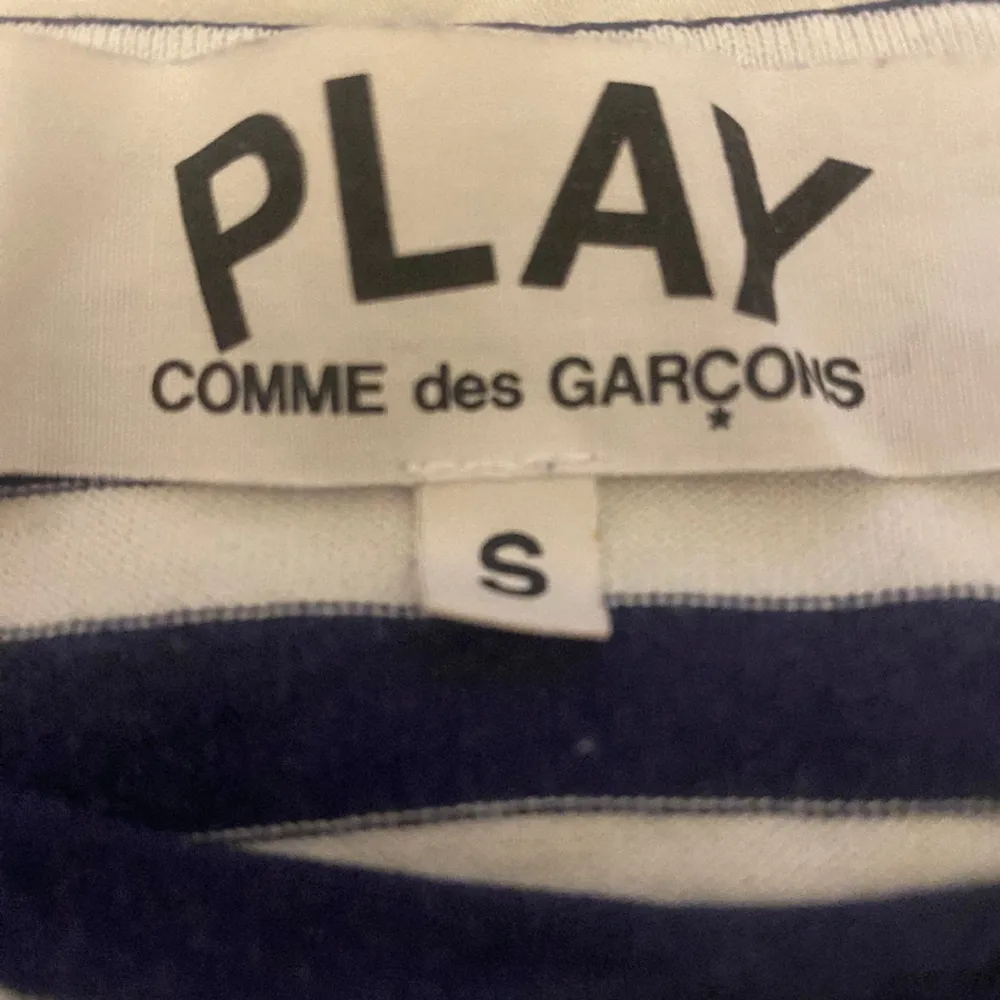 En blå-vit randig långärmad comme des garcons tröja i storleken S. Är ganska liten i storleken, passar både tjejer och killar! . T-paidat.