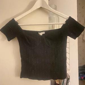 Glittrig tröja från H&M - Glittrig tröja från H&M använd en gång. 