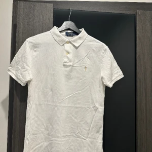 Ralph lauren pike - Intressekoll: Helt ny ralph lauren pike, fått i födelsedagspresent och använt den en gång (under julafton). Cond:9,9/10. Tveka inte vid några funderingar! Orginal pris ~ 1200kr!