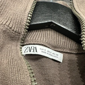Zara halfzip (khakifärgad)  - En aktuell halfzip tröja från zara i färgen khaki. Använd relativt ofta men väl behandlad! Cond: 7,5/10. Köparen står för frakt, tveka inte vid eventuella frågor📦