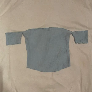 Blå Topp - Babyblå topp som är i bra skick💕 Frakt tillkommer📦