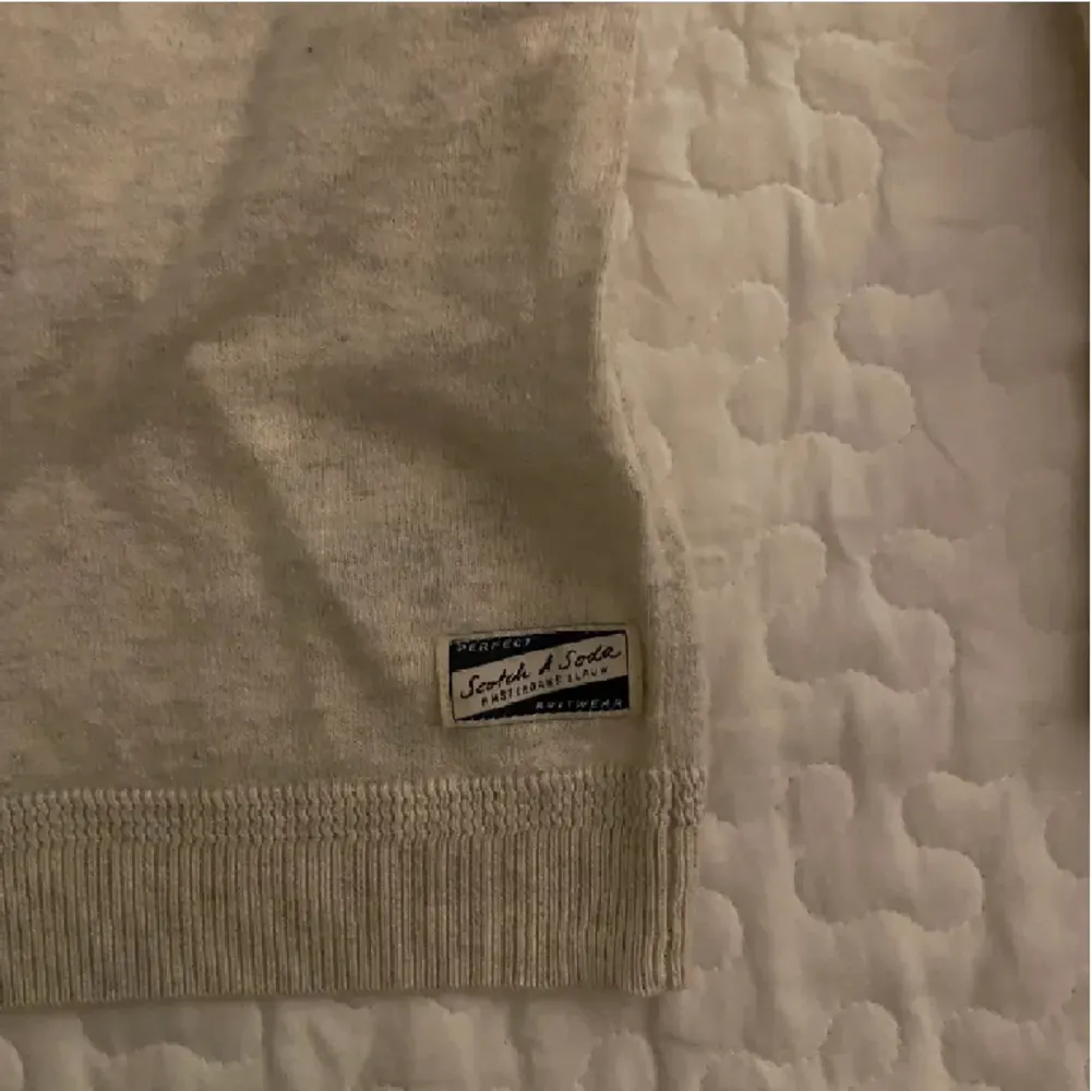 Säljer denna créme-vita tröjan då den inte används 💕(nypris 600). Tröjor & Koftor.