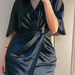 Mörk blå lång klänning - En super härlig mörk blå lång klänning som passar super till dejtkvällar, eventet, bröllop eller festliga sammanhang. Den är i storlek Xs men passar för de som har storlek S