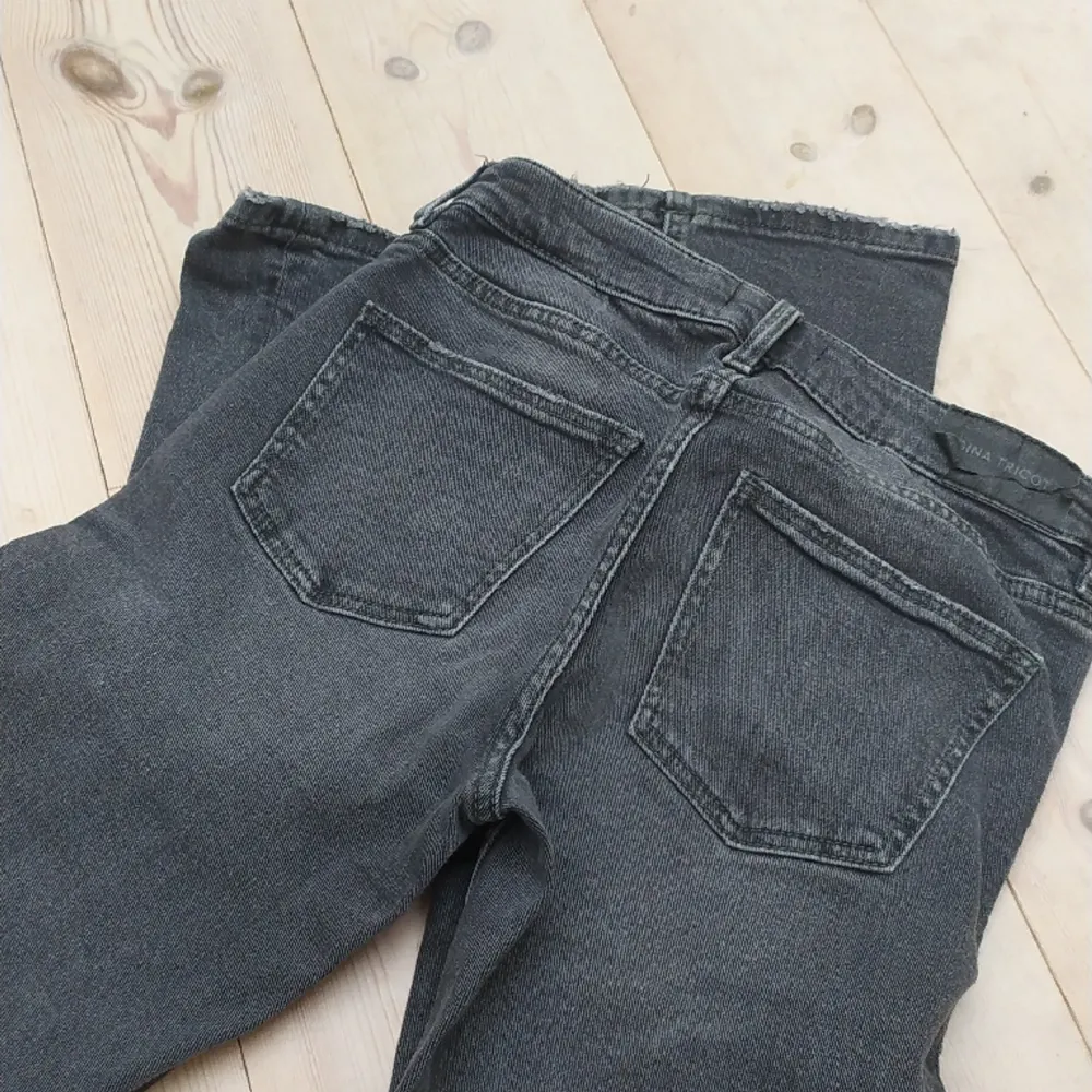 Ett par gråa Gina jeans bootcut/flare . Jeans & Byxor.