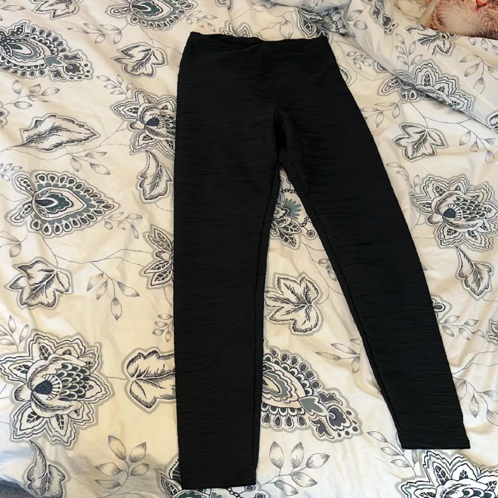 Jättesköna svarta träningstights med ribbat mönster i storlek S 🩷. Jeans & Byxor.