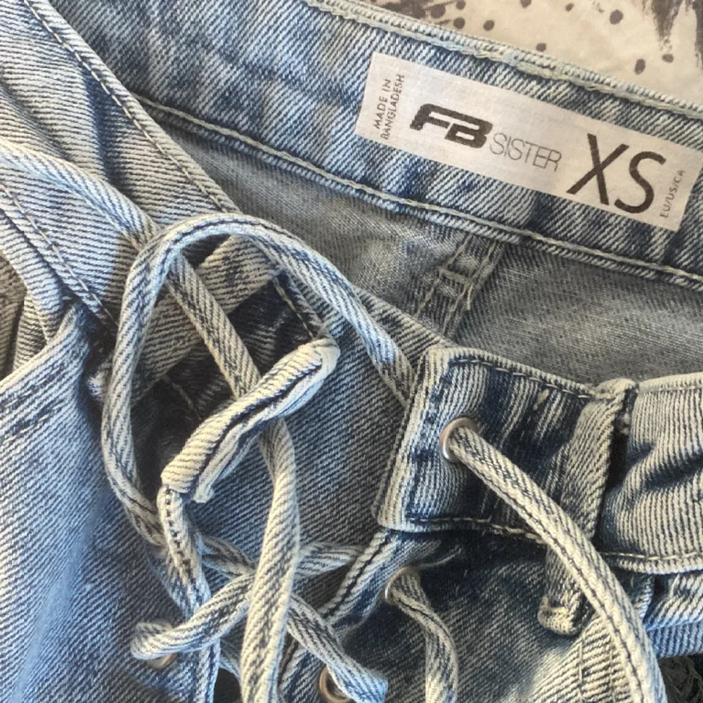 Säljer dessa blåa jeans ifrån New Yorker. Finns snöre på framsidan av byxan som man kan spänna åt och även en knapp innanför byxan. Säljer för kommer inte till användning längre🩵. Jeans & Byxor.