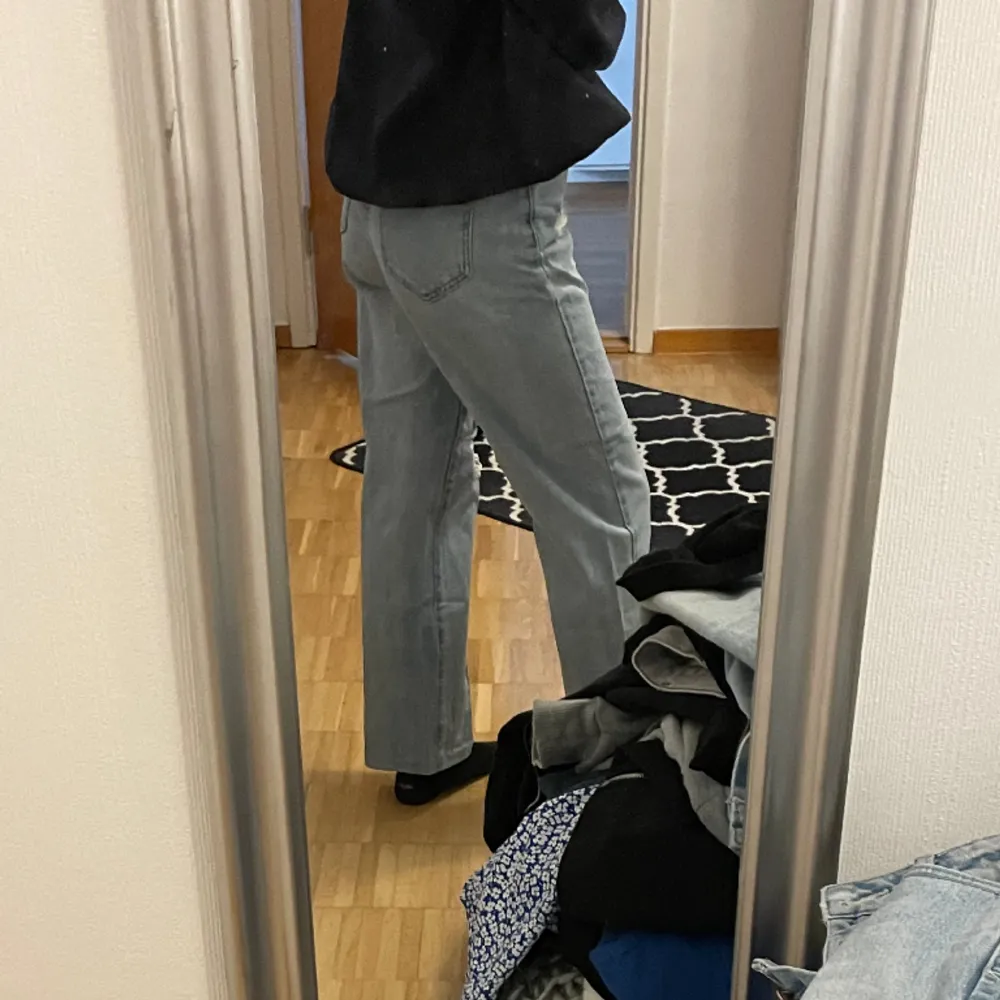 Jeans med hål i på ena benet. Knappt använda då jag inte riktigt gillar dom. . Jeans & Byxor.