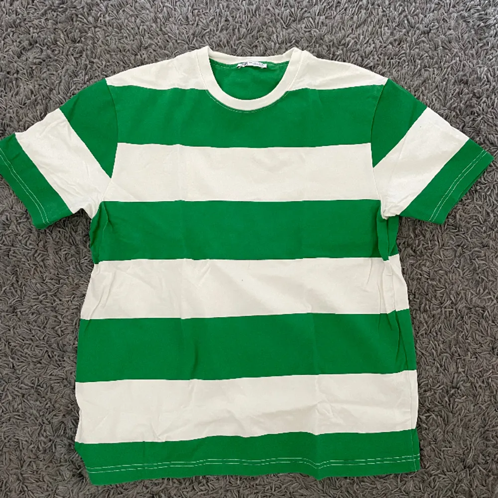 Grön och vit randig tröja från zara, 10/10 skick . T-shirts.