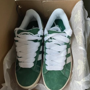 Adidas campus 00s - Säljer nu mina adidas campus 00s i den eftertraktade gröna färgen☺️ storlek 39. Använda en gång. Kommer med box! 