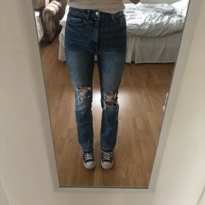 Slitna jeans - Blå slitna jeans💙🩵