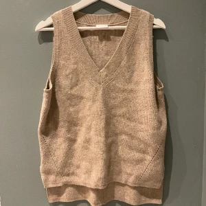 Stickad väst  - Beige/brun stickad väst, i nyskick 