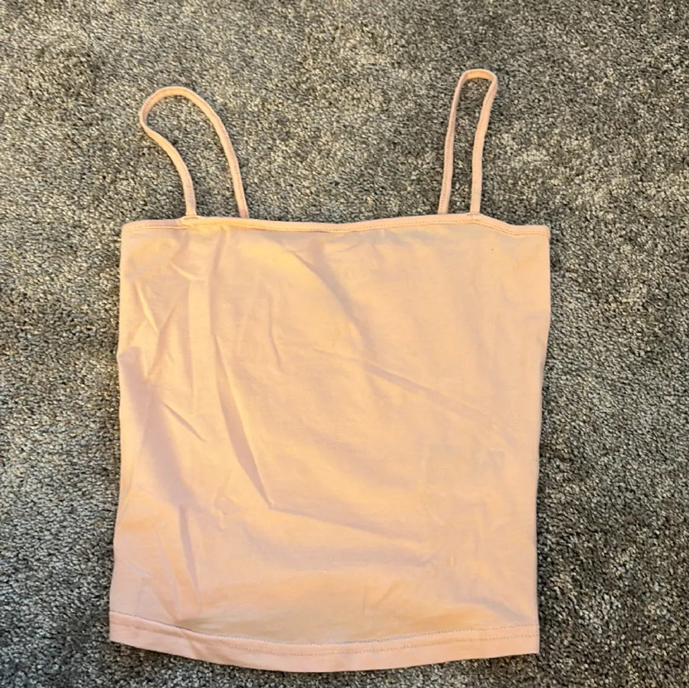 Ett ljusrosa linne från h&m i storlek xxs men passar xs och     möjligtvis s (mycket Stretchigt och töjbart tyg) använt få gånger (ej fri frakt) . Blusar.