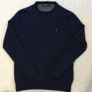 Ralph Lauren Pullover - Säljer min väldigt sköna Polo Ralph Lauren pullover i 100% merinoull. Extremt skönt material och snygg. Säljes tyvärr pga för liten då jag anser att den är en lite mindre M. 