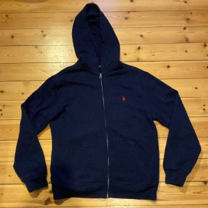 Polo Ralph lauren zip hoodie  - En mycket fin och trendig polo Ralph lauren zip hoodie i mycket bra skick. Storlek S men funkar bra till M. Nypris 2200
