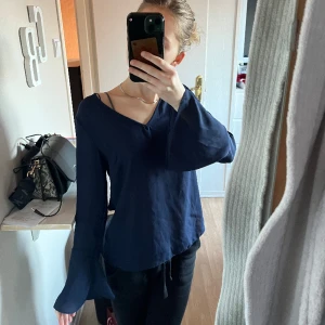 Blus - Fin marinblå blus som knappt är använd.