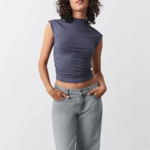 Ginatricot topp - Jätte fin topp från ginatricot. Helt oanvänd endast testad men har ej lappen kvar och kan därför inte lämna tillbaka. Grå fin färg och passar perfekt till kostymbyxor eller jeans. Slutsåld på hemsidan! 