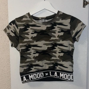 Militärtshirt 💚 - Croppad T-shirt från New yorker, står strl XS men skulle säga att det även passar S-M!💚 Ej använd på jättelänge. Små tecken på användning på texten, annars helt utan fel! Pris går att diskutera samt få ännu billigare i bundle 🎀