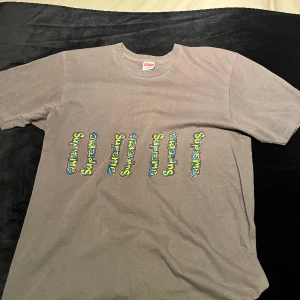 Supreme T-shirt - Supreme T-shirt i storlek L