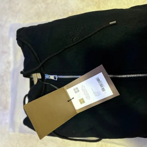 Burburry  - Riktigt bekväm hoddie med bomull vid insidan av armarna som håller dig varm storlek L passar mig perfekt som 180