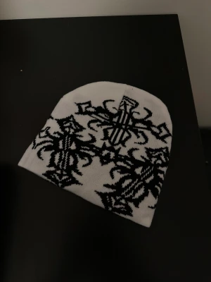 Skön mössa goth - Goth emo drain mössa i skön vanlig fit. Sitter skönt på med cleant motiv. Köpt här på plick men inte helt min stil