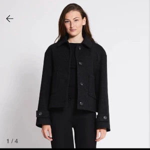 Kappa (kort) - Säljer denna snygga svarta/gråa kappan jag köpte förra månaden, utan några defekter alls. Säljer pga att jag bara inte fått tid att använda den. Skriv till mig om ni vill ha fler bilder!! Pris kan diskuteras. Kan mötas upp i sthlm. Köpare står för frakt