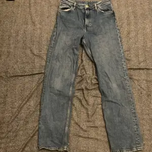 Ljusblåa jeans från Monki i storlek 26, ja är 160cm och ja tror att de skulle passa från typ 150-165cm. De är lite baggy och högmidjade. Använda och är lite slitna längst ner på båda benen.