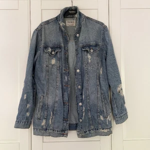 Blå Jeansjacka  - Snygg längre jeansjacka från Pull & Bear. ”sliten/urtvättad” modell men i bra skick.