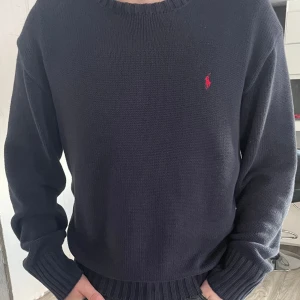 Ralph Lauren tröja  - Riktigt fräsch och snygg stickad Raffe tröja i skick 9/10! Har du några funderingar eller frågor är det bara att fråga! Mvh Viggo!  De som ser ut som en fläck är bara ljuset!!!