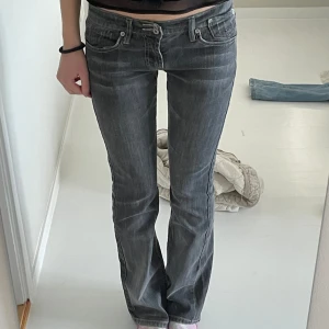 Lågmidjade jeans - Intressekoll på dessa snygga lågmidjade jeansen💘vintage och passar bra på mig som har storlek xs/34🌟säljer endast vid bra bud!! Jag är 172🌟