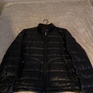 Moncler acorus  - Säljer min Moncler acorus jacka Size 4 Kond 9/10  Kvitto finns ifrån haiendo!!