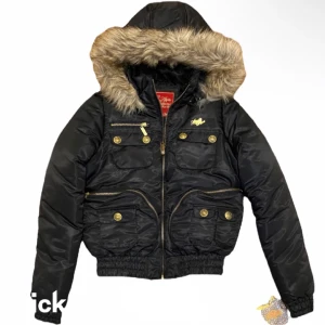 apple bottoms - supersnygg jacka, perfekt nu till vintern också! Varm med fina guld detaljer och fluffig päls 💛