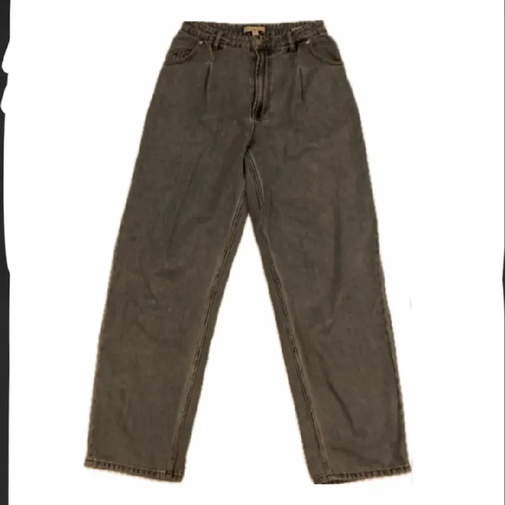 Baggy high waisted jeans från H&M!! Har knappt använt dom därför säljer jag<3 kontakta mig vid frågor. Jeans & Byxor.