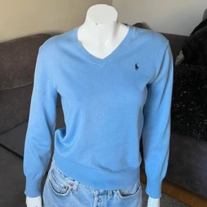 Ralph lauren tröja i nyskick! - Sparsamt använd tröja från Ralph lauren, storlek L barn men passar fint xs/s dam