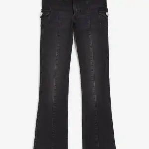 Säljer dessa super snygga och trendiga jeans! Dom är slutsålda i denna storlek och har varit det länge nu. 💕 de har inga defekter då de endast blivit använda 1 gång. Orginal pris 279kr