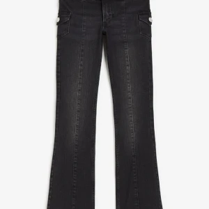 Svarta jeans - Säljer dessa super snygga och trendiga jeans! Dom är slutsålda i denna storlek och har varit det länge nu. 💕 de har inga defekter då de endast blivit använda 1 gång. Orginal pris 279kr