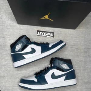 Jordan 4 mid midnight navy - Säljer Jordan 1 mid, helt nya typ ! Använt två gånger, helt nytt skick! Skit snygga passar till många stilar ! Går att kombinera med mycket. 