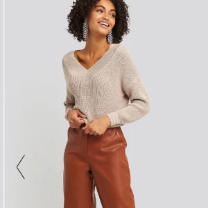 Stickad tröja  - Stickad tröja med v-ringning från nakd. Helt slutsåld. Samma som på första bilden fast vit. Storlek xxs men sitter mer som en xs/s!💗