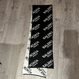 Halsduk (Balenciaga)  - Halsduk, balenciaga inspirerad. Trendig!    Köpt utomlands.
