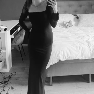 Klänning - Supersnygg, trendig klänning perfekt till nyår eller andra tillfällen! 🖤väldigt stretchigt, skönt material. Helt lång i benen och slits på ärmarna. 