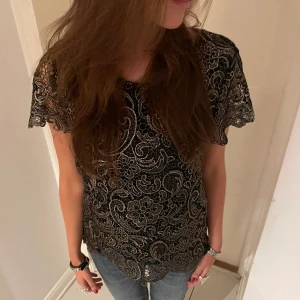 BRODERAD TOPP GULD  - Jag är 175 cm! Hör av er vid frågor/fler bilder! 