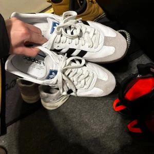 Vita sambas  - Vita sambas. Använd 5 gånger så dom är som nya.  Storlek 40 2/3 men skulle säga att det passar någon som har 38,5 och 39   Pris kan förhandlas 