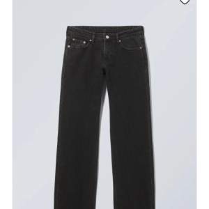 Weekday jeans i modellen ”arrow”. Lågmidjade och straight leg💓 Nypris 560kr, mitt pris 150