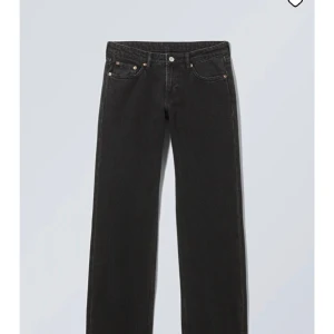 Svarta lågmidjade jeans - Weekday jeans i modellen ”arrow”. Lågmidjade och straight leg💓 Nypris 560kr, mitt pris 150