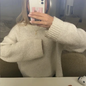 Stickad tröja  - Mysig krämvit stickad tröja, inga defekter (lånade bilder)