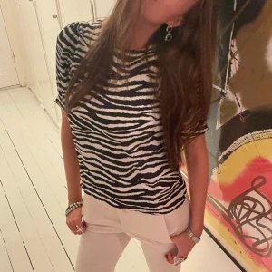 ZEBRATOPP  - Modell 175 cm. Hör av er vid frågor/fler bilder. 