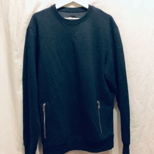 Bomullströja från Crocket - Skick 10/10, mjuk och skön att ha på sig. Mörkblå, sidofickor, storlek M.