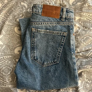 Zara jeans - Jeans från Zara i modellen midwaist staright, storlek 34