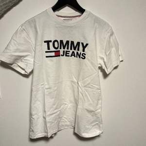 Vit Tommy hilfiger t-shirt i storlek M. Inte använd alls mycket, fint skick.