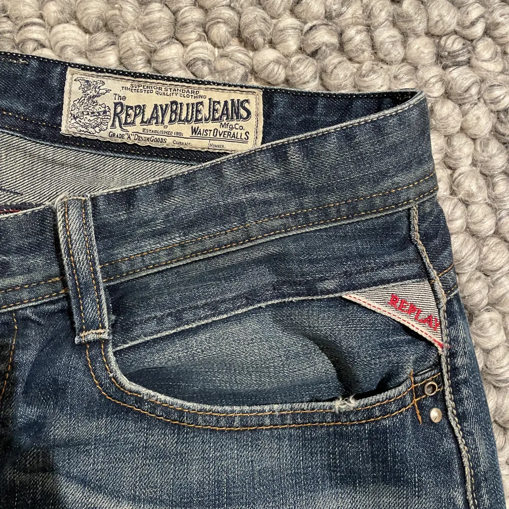 replay jeans i bra skick  passar bra på någon runt 185cm. Jeans & Byxor.
